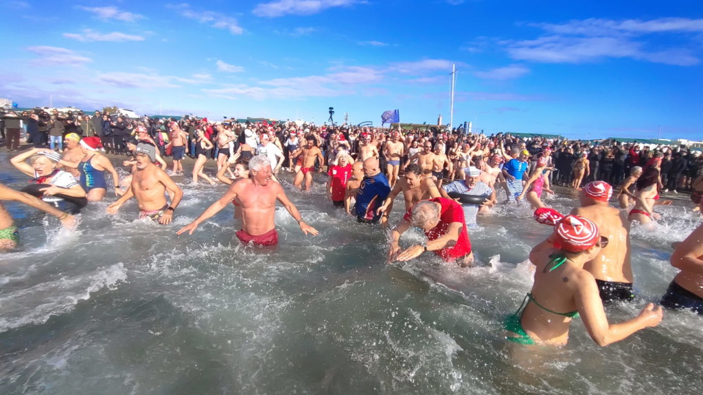 il mare saluta il 2026 in trecento a ostia per il tradizionale bagno di capodanno foto