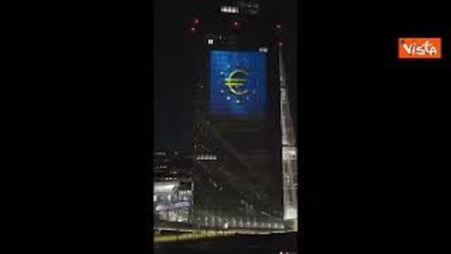 la bandiera della bulgaria sul palazzo della bce a francoforte per l ingresso nell euro