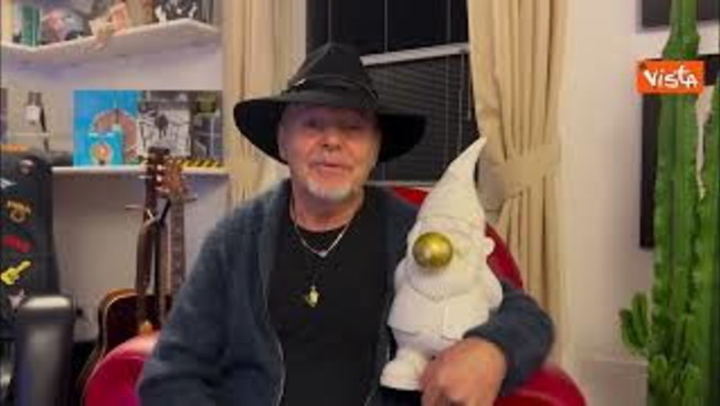 gli auguri di vasco rossi con in braccio uno gnomo brindiamo al nuovo anno