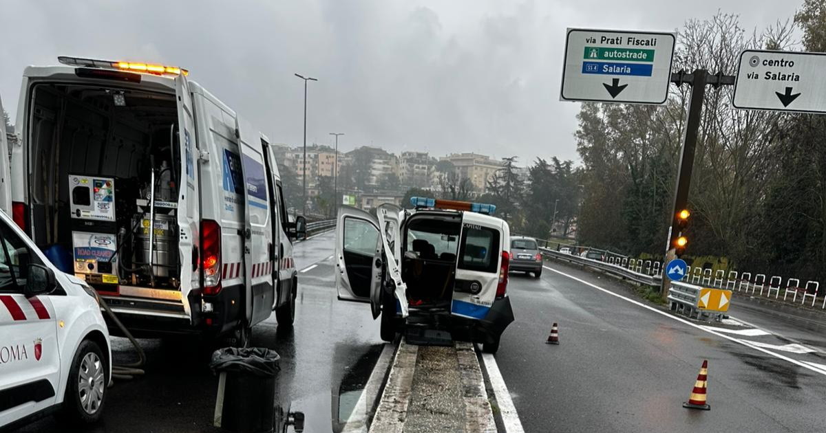 Ubriaca al volante distrugge auto dei vigili urbani e la volare per 30 metri