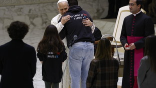 Giubileo: Papa incontra organizzatori e volontari, anche Meloni in Vaticano