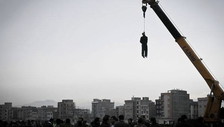 In Iran iniziano le impiccagioni pubbliche. Cosa succede ai manifestanti  