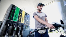 Carburanti: per benzina e diesel prezzi medi in calo