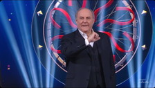 Ascolti tv, Gerry Scotti domina la prima serata, bene Le Iene, De Martino rimonta