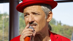 Ti assumo ma in nero. Così Fiorello risponde a Meloni