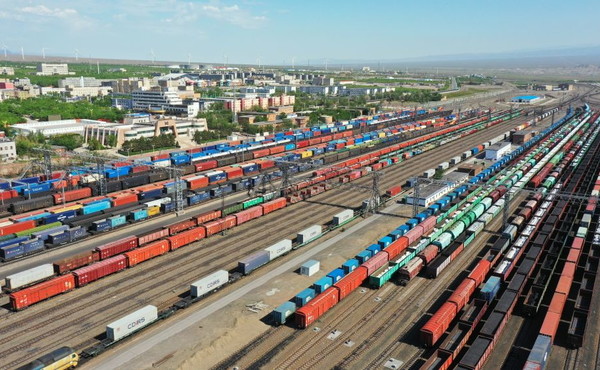 Cina, numero record di treni merci per l'Europa dal porto di Alashankou