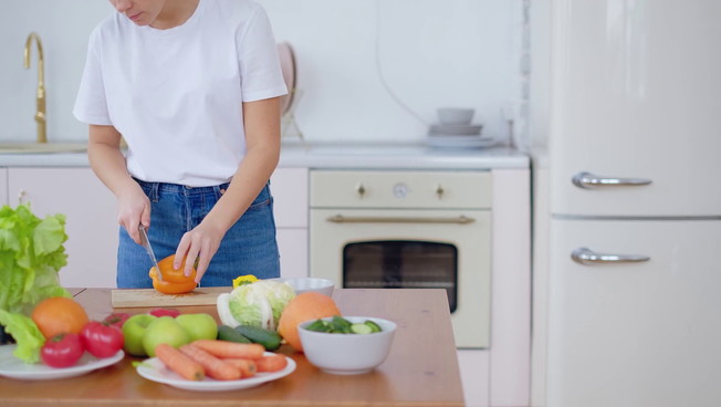 Italiani sempre più in cucina: meno ristoranti, più digitale