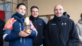Olimpiadi, la fiamma olimpica solca il Lago Maggiore: il sottosegretario Morelli a Stresa per il passaggio storico