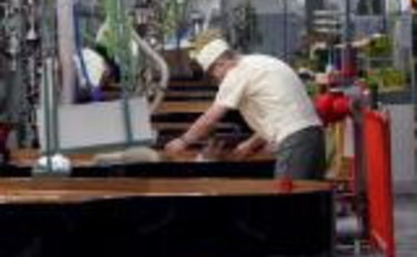 Un operaio metalmeccanico al lavoro