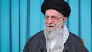 Khamenei sfida Trump: “È un criminale. La rivolta è colpa sua”. L'intimidazione del tycoon: tempo di nuova leadership