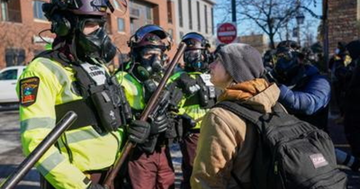 Minneapolis, agenti anti-immigrazione sparano e uccidono un uomo. Aveva una pistola e ha reagito