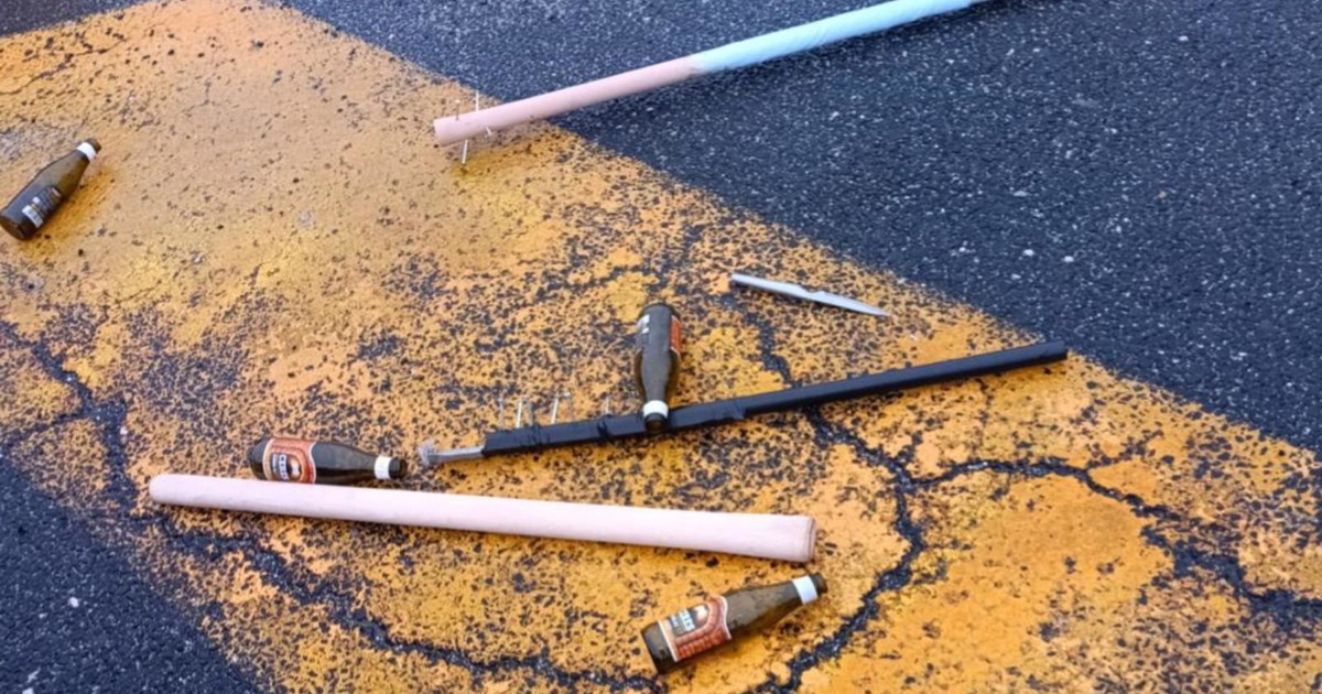 Bloccati dalla polizia 80 tifosi laziali di ritorno dalla trasferta a Lecce con mazze e coltelli Bloccati dalla polizia 80 tifosi laziali di ritorno dalla trasferta a Lecce con mazze e coltelli