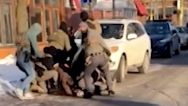 Alex Pretti ucciso dall'Ice, il video che mostra cosa è successo. Alta tensione a Minneapolis