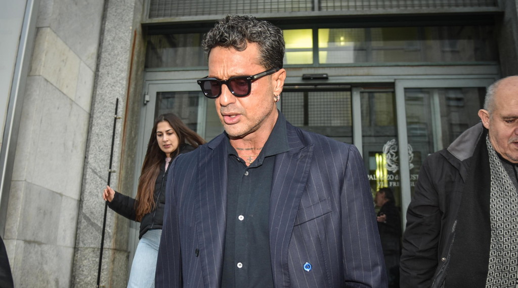 Corona insiste e sposta il tiro: da Signorini al sistema Mediaset