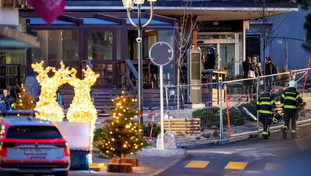 Crans Montana, porta chiusa nel bar per non far entrare clienti a sbafo: 900 euro per tavolo