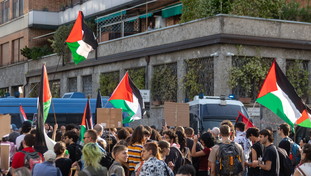 “Gaza come Auschwitz”. ProPal e guru di sinistra infangano la Shoah