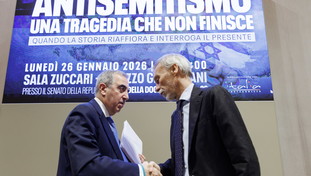 Delrio partecipa all'evento promosso da Gasparri. Così diventa bestia nera dei ProPal