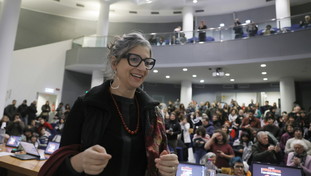 Albanese fa un comizio ProPal. Il centrodestra italiano insorge: “Oltraggio al Giorno della Memoria”