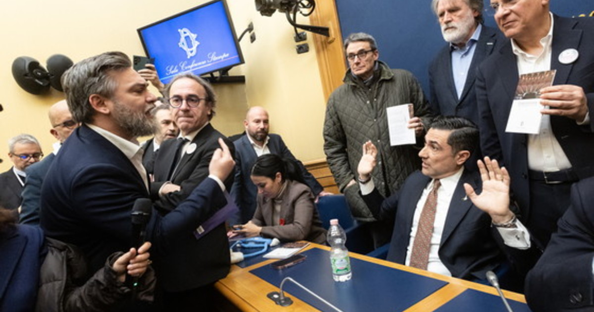 Remigrazione, la sinistra spaccia la censura per liberazione: Fuori i fascisti