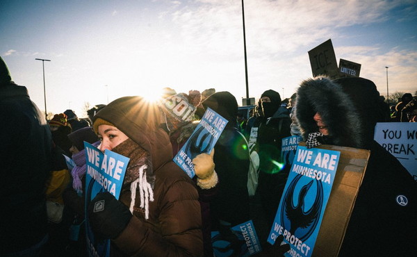 In migliaia a Minneapolis contro Ice, appare a sorpresa Bruce Springsteen