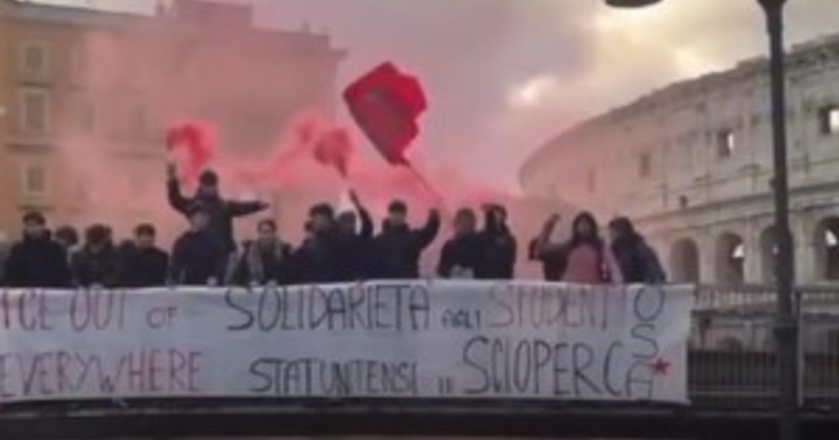 protesta contro ice al colosseo ci mancava la cesura tra compagni e maranza video da Iltempo.it protesta contro ice al colosseo ci mancava la cesura tra compagni e maranza video