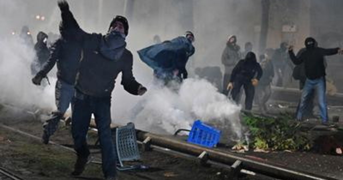 Poliziotti aggrediti, Meloni: "Lo Stato non arretra di fronte alla violenza dei finti rivoluzionari"