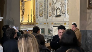 Tutti in fila per la Giorgia alata. È identica, bravo chi l'ha fatta