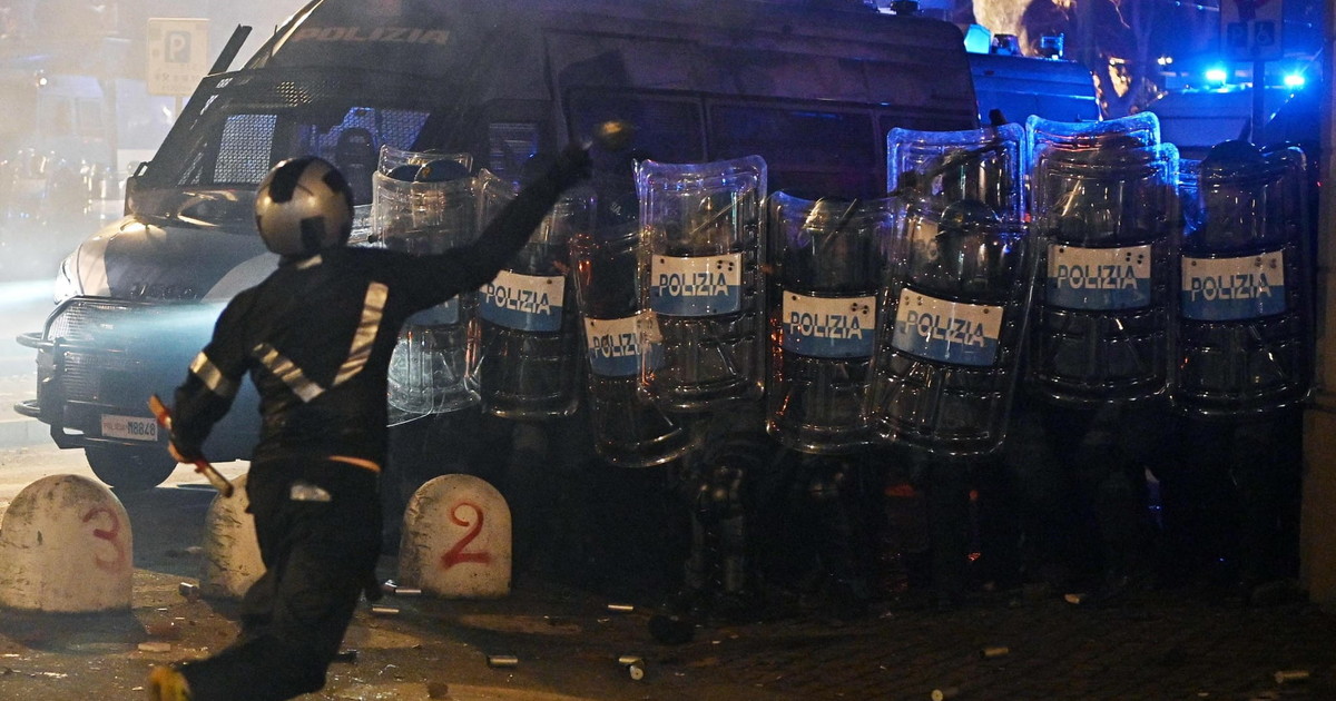 I criminali che la Sinistra coccola scatenano la guerriglia a Torino: 30 feriti. Meloni: Lo Stato non arretra