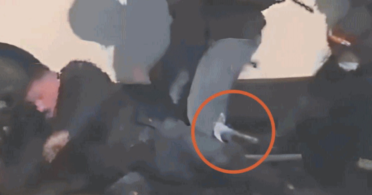 Guerriglia rossa a Torino. Martellate al poliziotto a terra: così cercano il morto VIDEO