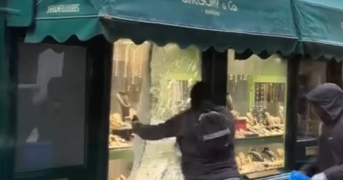 Londra, spaccano le vetrine e rubano i gioielli. La rapina in pieno giorno