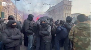 Gli antagonisti ci hanno presi di mira, a Far West le immagini della troupe Rai aggredita a Torino