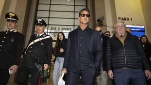 Mediaset fa rimuovere i profili social di Corona e Falsissimo. La spiegazione di Meta