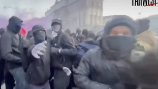 Farwest, ecco l'aggressione alla troupe a Torino. E Meloni riceve la giornalista |&nbsp; <span style=color: rgb(153, 0, 0);>VIDEO</span>