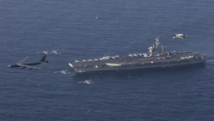 Usa-Iran, schegge di guerra. Drone verso la portaerei Lincoln: abbattuto