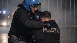 La lettera di un poliziotto dopo gli scontri: “Spray e sfollagente. Noi, ad armi impari contro bombe di chiodi”