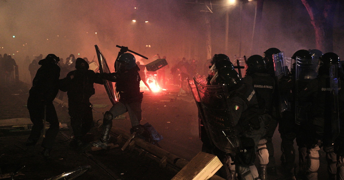 Scarcerazioni e domiciliari dopo le violenze a Torino. Il centrodestra insorge: “Vergogna”