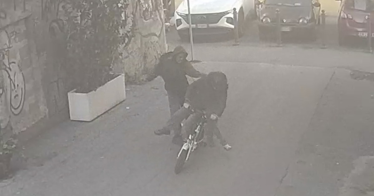 Pugni in faccia a mamme e bambini, preso il tunisino che terrorizzava San Lorenzo: video choc