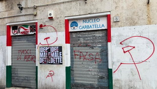 Vandali contro la sede di FdI. "Colpa del clima d'odio della sinistra" | <span style=color: rgb(153, 0, 0);>video</span>
