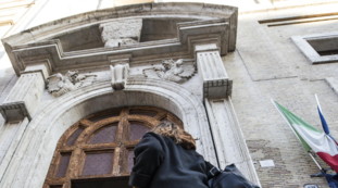 Tensioni e foto a testa in gi&ugrave; dei giovani leghisti. "Fascismo rosso" al Visconti