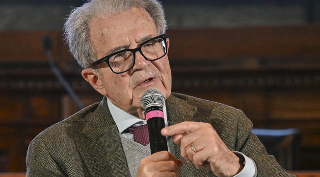 Prodi tira i capelli a Schlein: Temi astratti. Indietro tutta sul culto woke