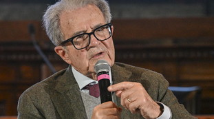 Prodi tira i capelli a Schlein: Temi astratti. Indietro tutta sul culto woke