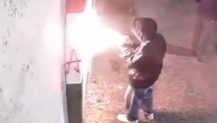 Blitz alla sede di Fratelli di Italia a Garbatella. Ecco i vandali in azione