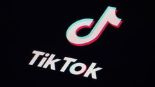 Scroll infinito e autoplay favoriscono uso compulsivo: l'Ue strapazza TikTok