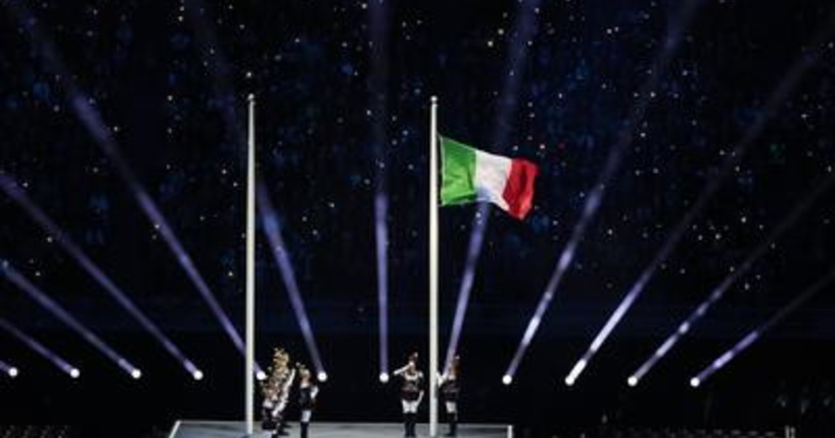 Olimpiadi, con il Tricolore omaggio ad Armani. E Mattarella arriva in tram