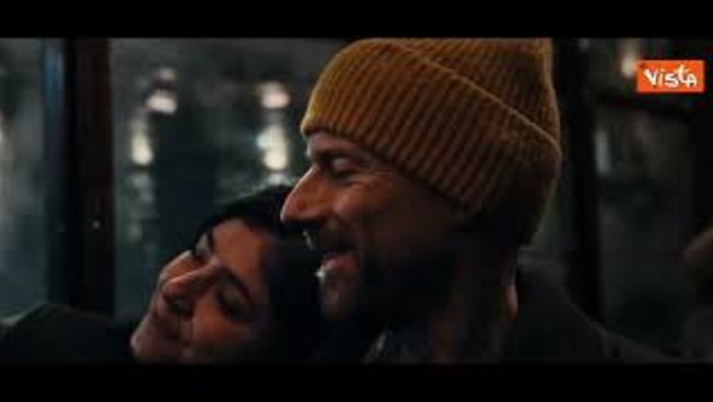 Milano-Cortina, si illumina il San Siro, Mattarella arriva su un tram guidato da Valentino Rossi