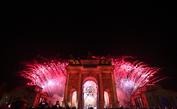 Mattarella in tram, poesia, musica e grandi star: parte Milano-Cortina