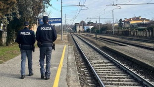 Cavi tranciati e ordigno a Bologna, caos treni: partite le Olimpiadi anarchiche