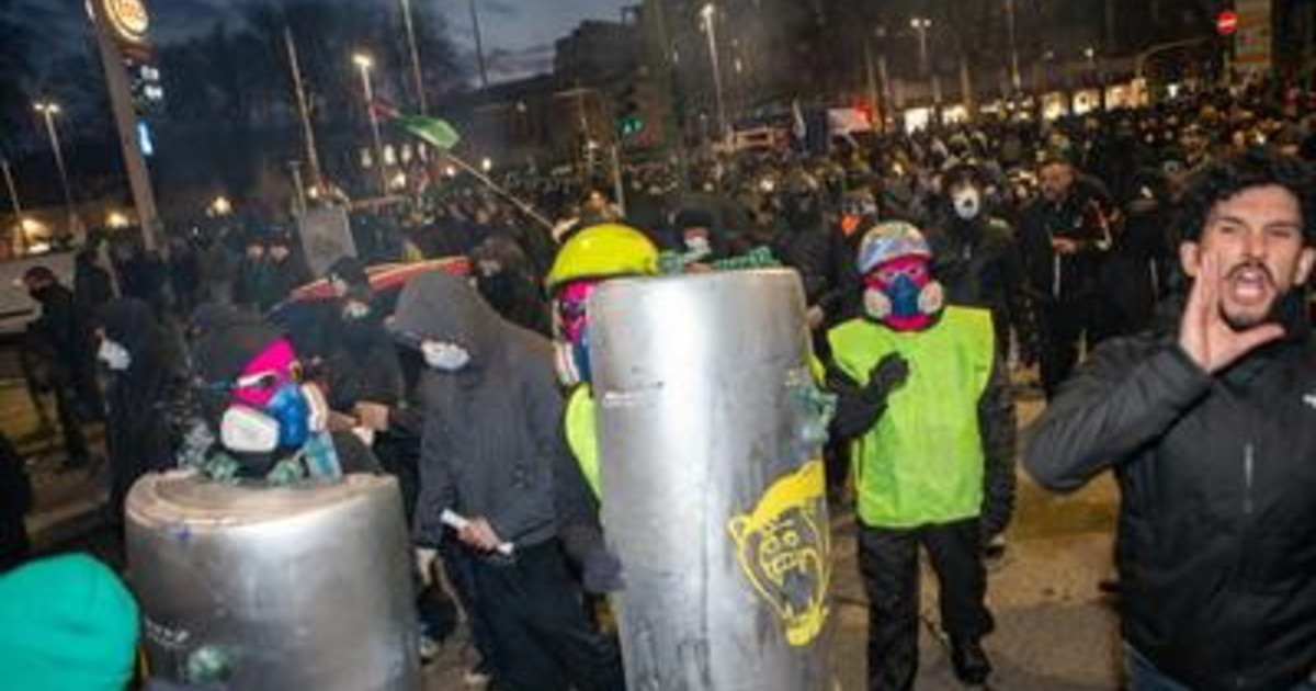 Milano, i "terroristi olimpici" attaccano la polizia con razzi e spranghe: sei fermati