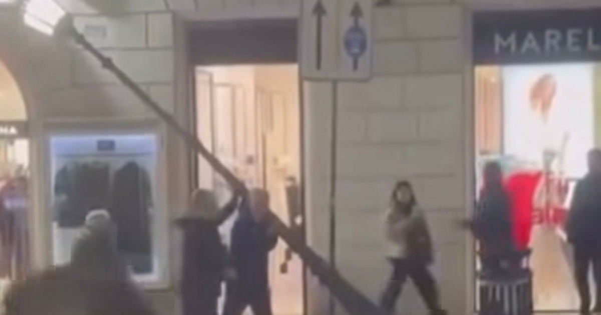 Dopo gli alberi pure i lampioni: il pericolo arriva ancora dall'alto