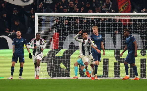 Kalulu salva la Juve e beffa la Lazio al 96°, a Torino finisce 2-2